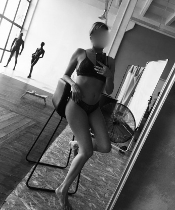 Мои нежные руки и чувственное тело сведут тебя с ума. 💋 Позволь мне рассказать тебе о моих возможностях. Я могу стать твоей страстной любовницей или развратной фантазией, исполнив все твои сокровенные желания. Со мной тебе будет невероятно комфортно и уютно, я создам для тебя атмосферу настоящего удовольствия. Все мои фото 100% реальны, ты можешь убедиться в этом лично. 📸 Мое место находится в самом сердце Москвы, где ты сможешь насладиться моими услугами. Буду рада принять тебя в гости или приехать к тебе в отель. Оставь свои заботы за дверью и дай себе шанс окунуться в безумный мир удовольствия со мной. 🌹💦 Маша